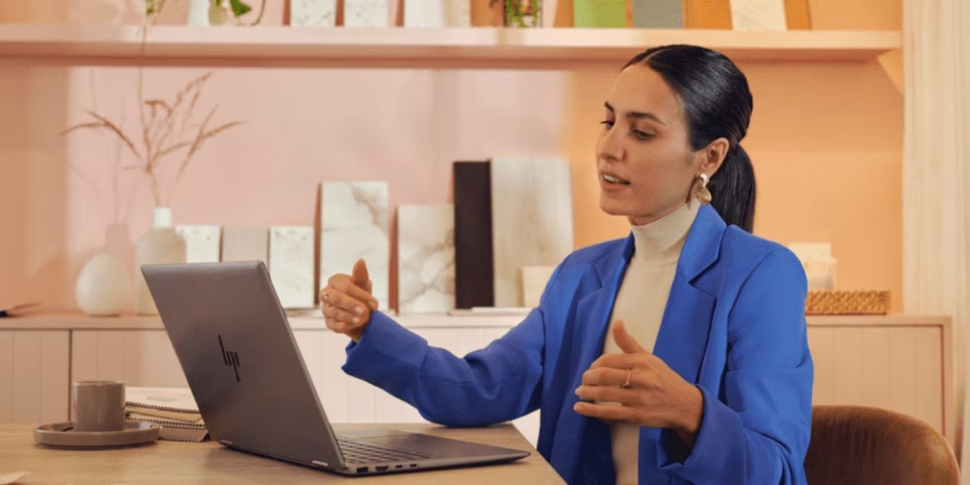 Woman with a Omnibook 7